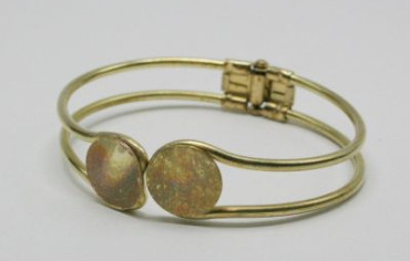 Náramek s pérkem a 2 platlíky