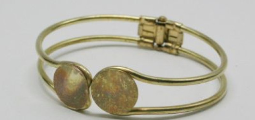 Náramek s pérkem a 2 platlíky